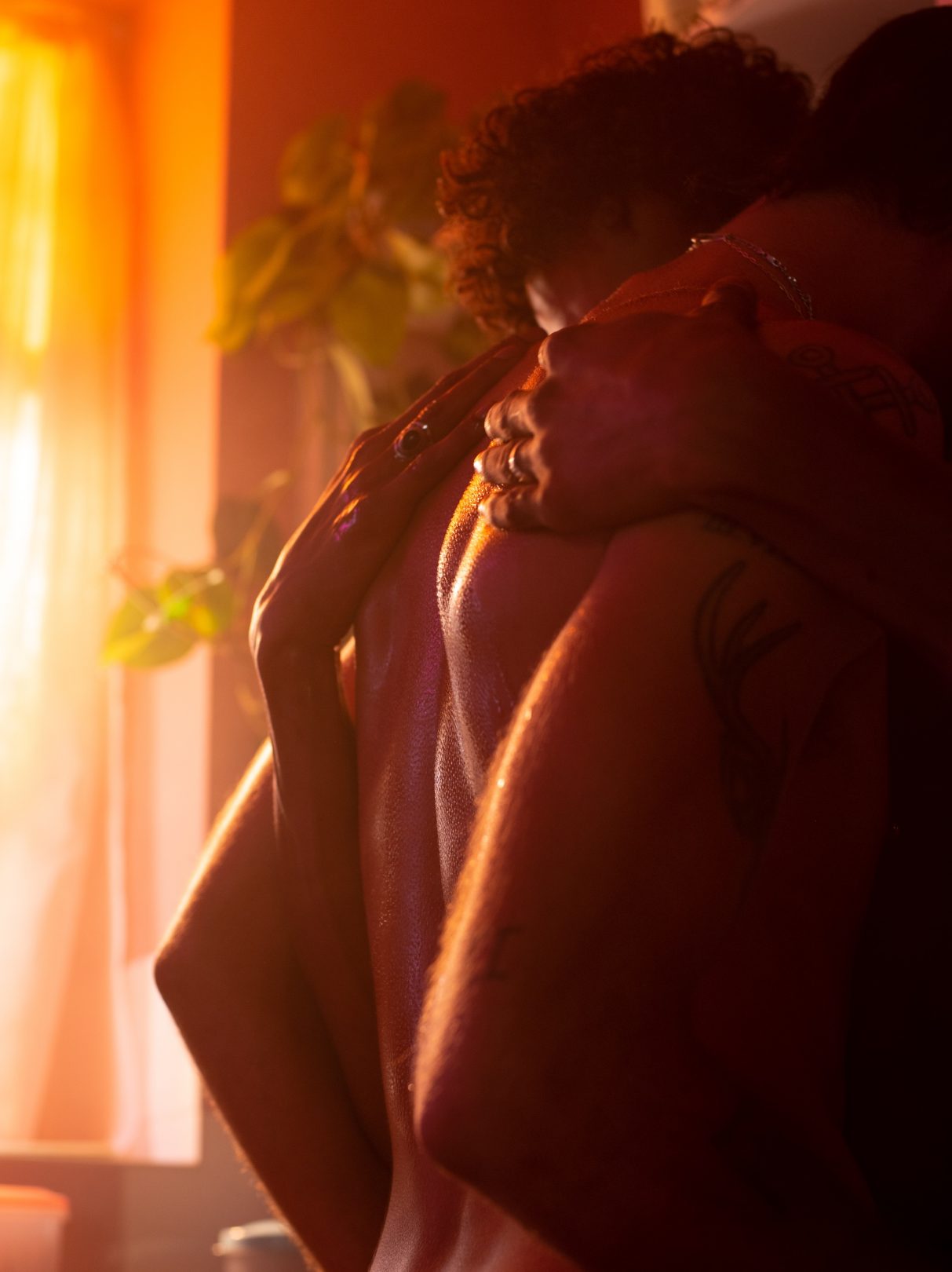 Tattooed couple kissing Tattooed couple kissing